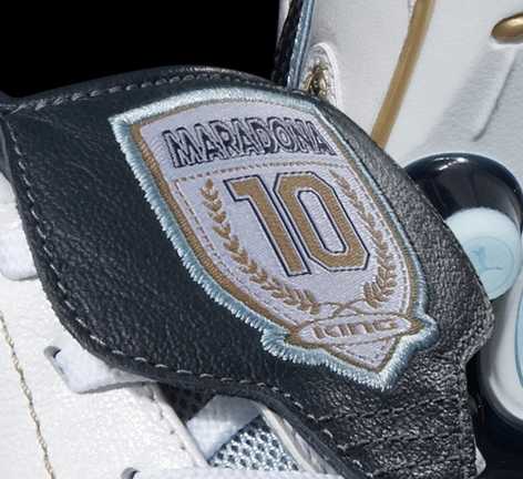Detailing on the Puma King Diego Finale football boots